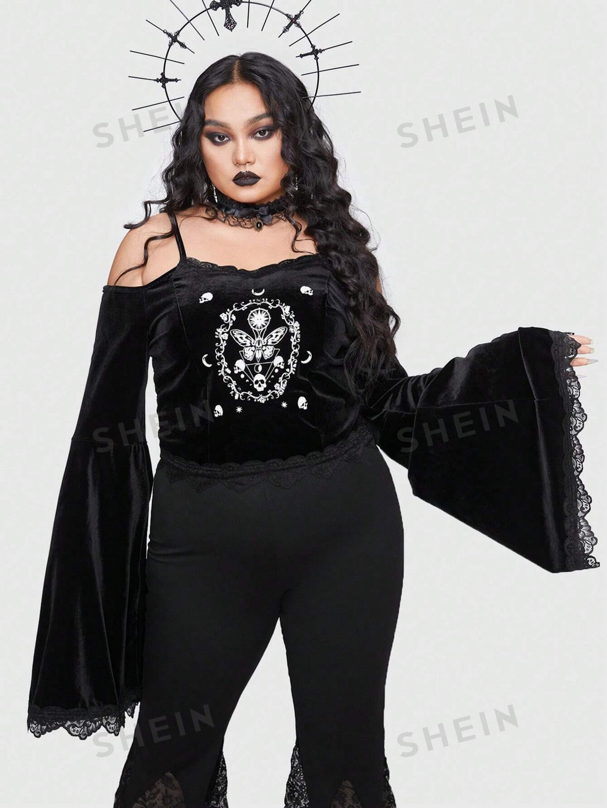 ROMWE Goth Plus 1pc Skull & Butterfly Print Cold Shoulder Lace Trim Trumpet Sleeve Velvet Tee