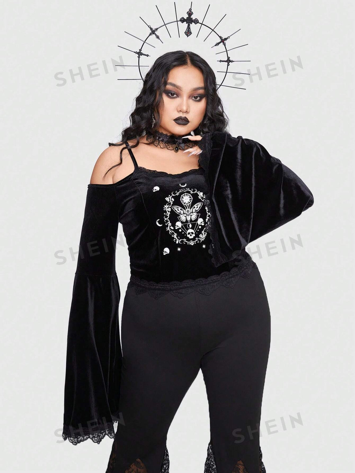 ROMWE Goth Plus 1pc Skull & Butterfly Print Cold Shoulder Lace Trim Trumpet Sleeve Velvet Tee