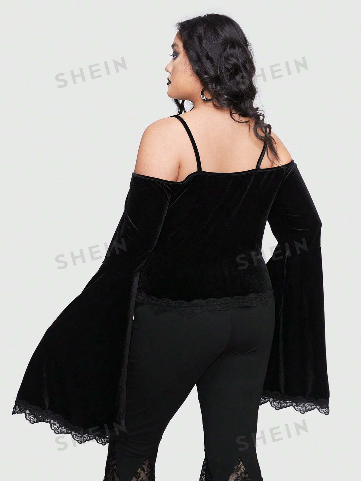 ROMWE Goth Plus 1pc Skull & Butterfly Print Cold Shoulder Lace Trim Trumpet Sleeve Velvet Tee