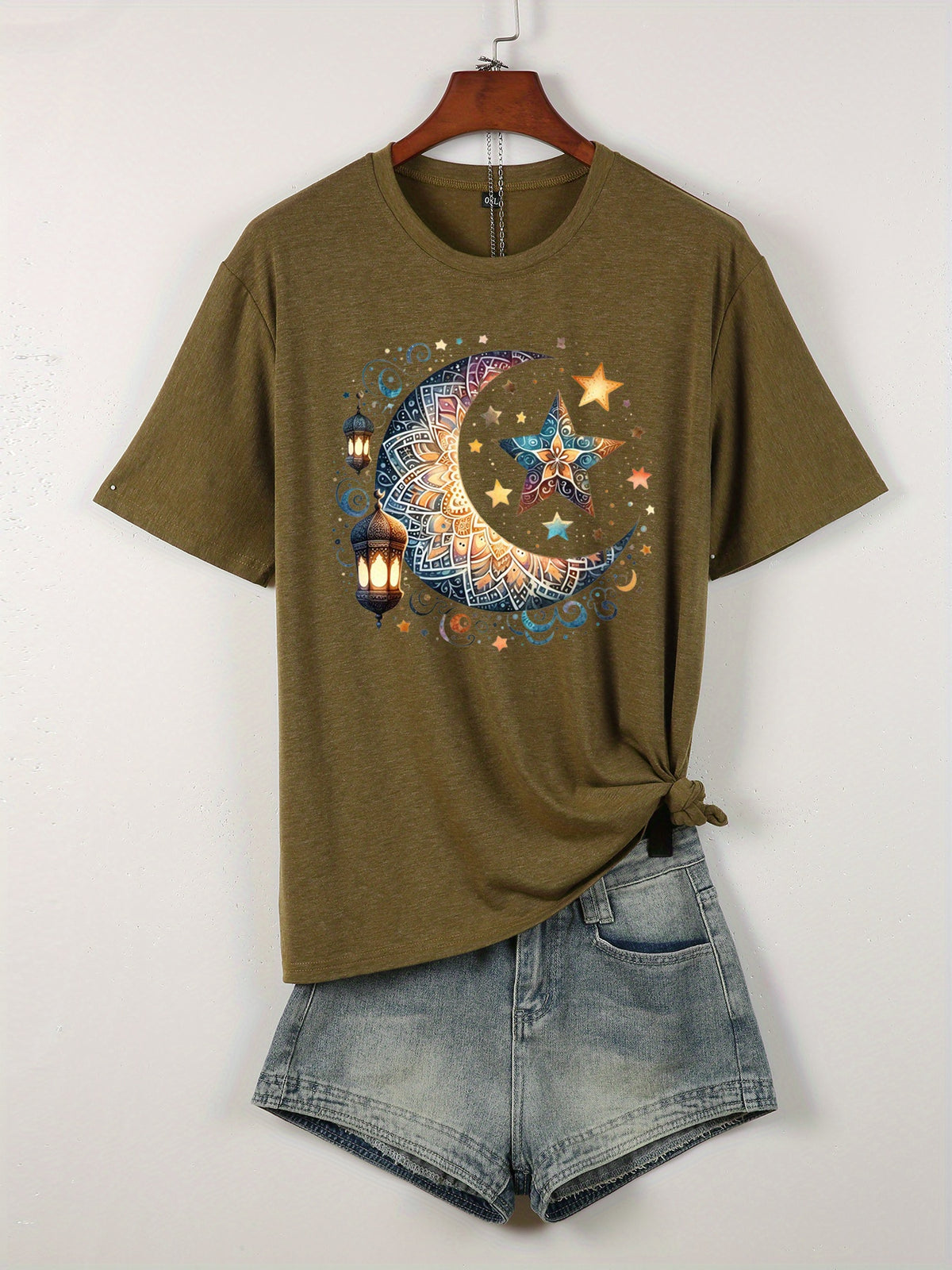 Stylish Moon Print Plus Size T-shirt for Women - Stay Comfortable and On-Trend!