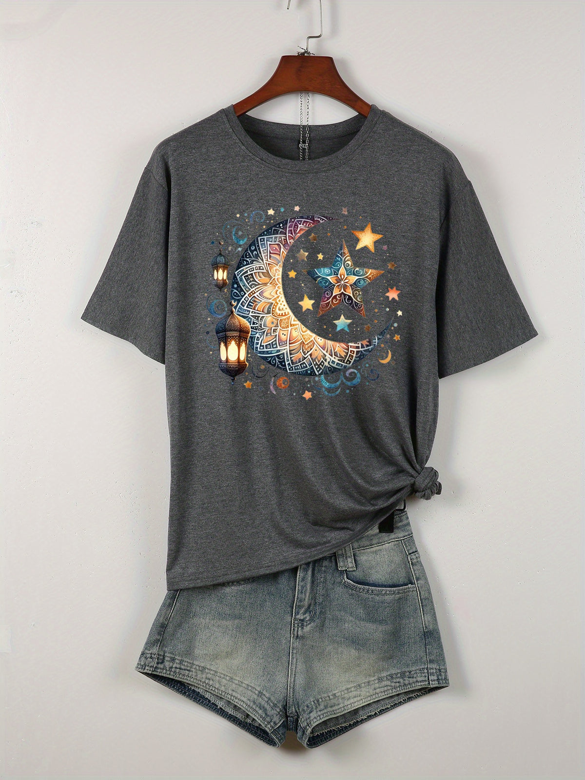 Stylish Moon Print Plus Size T-shirt for Women - Stay Comfortable and On-Trend!