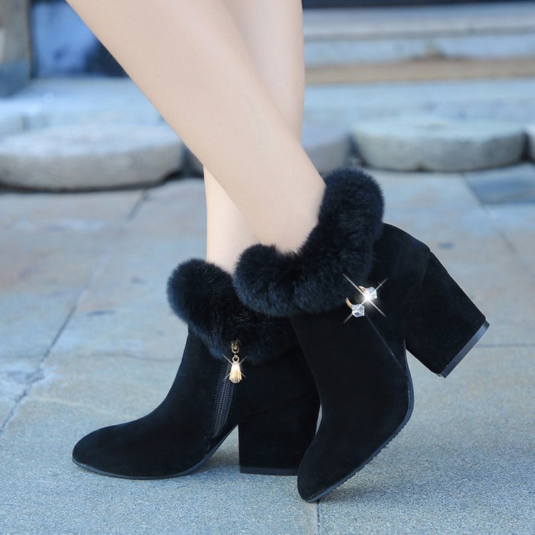 Elegant boots with the fur and rhinestone short boots