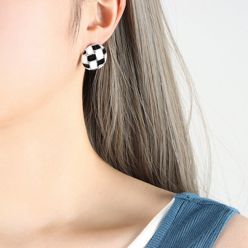 18K gold novel trendy heart-shaped/circular with black and white plaid design all-match earrings