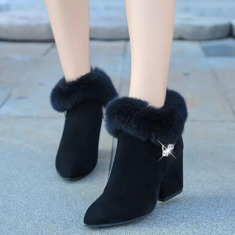 Elegant boots with the fur and rhinestone short boots