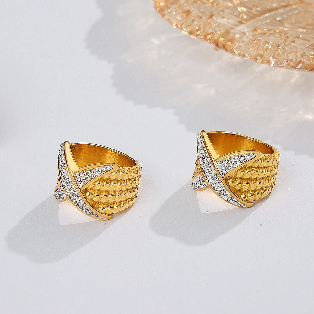 18K gold noble and luxurious geometric diamond-set and textured design versatile ring