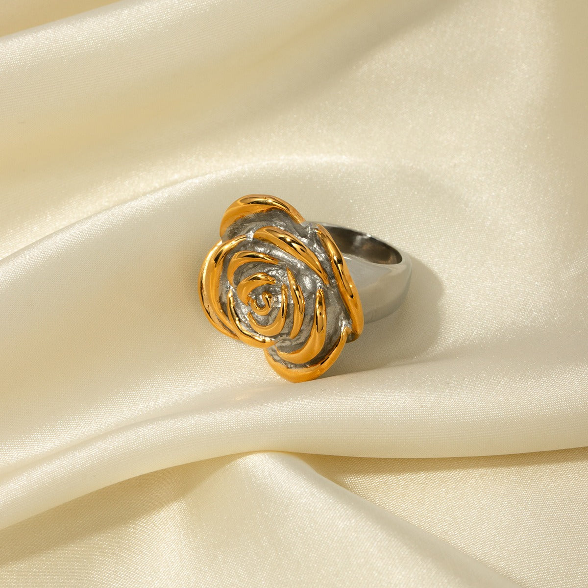 18k gold exquisite and noble flower with gold and silver color matching design ring