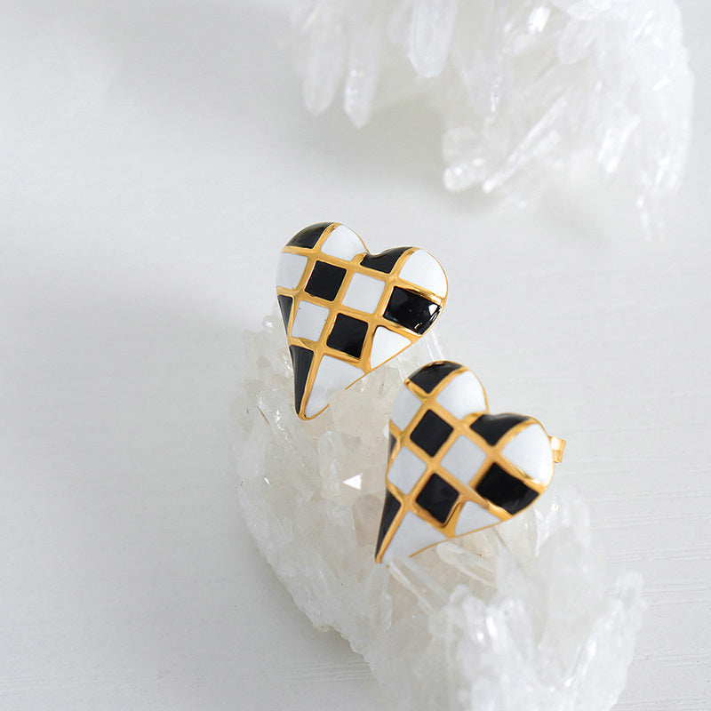 18K gold novel trendy heart-shaped/circular with black and white plaid design all-match earrings