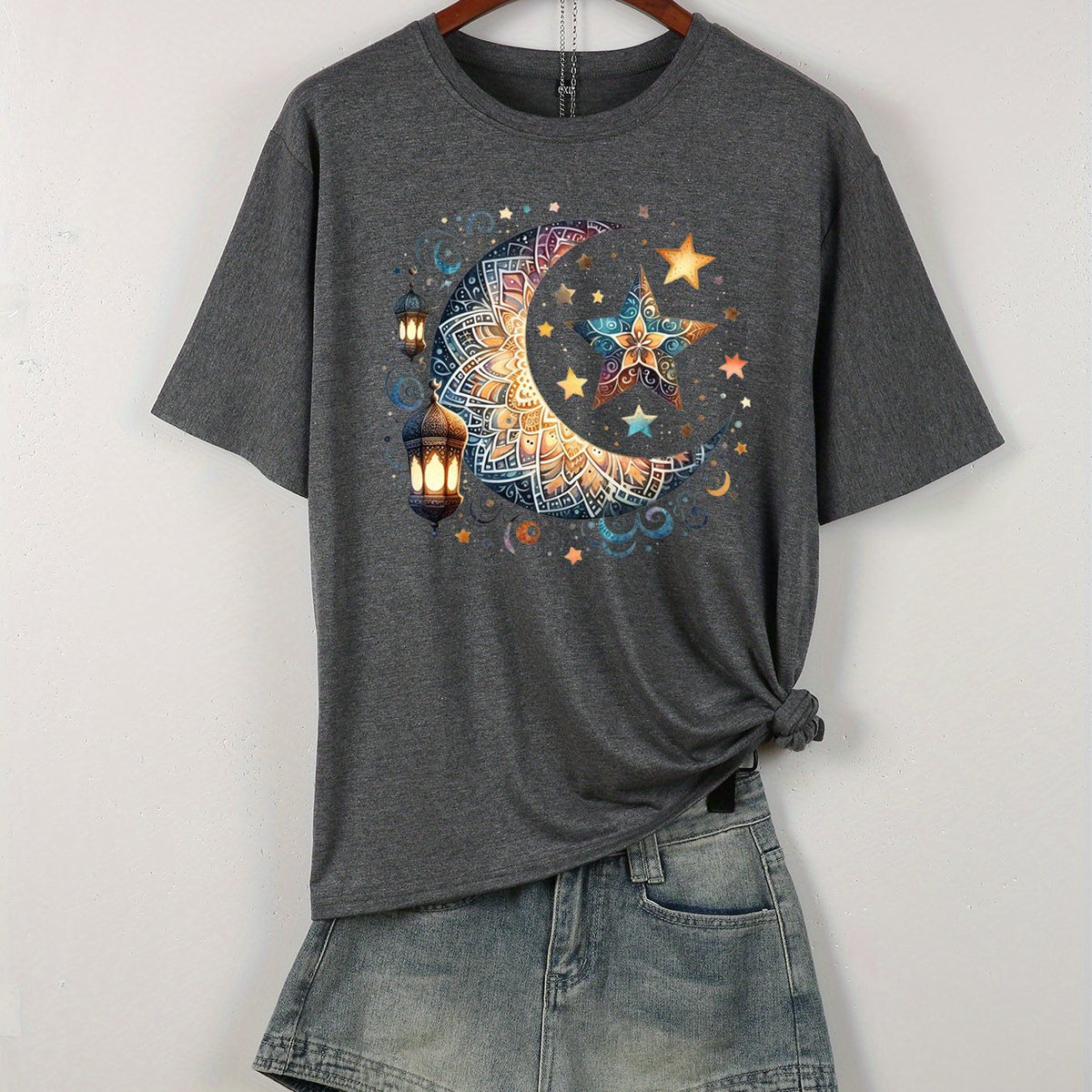 Stylish Moon Print Plus Size T-shirt for Women - Stay Comfortable and On-Trend!