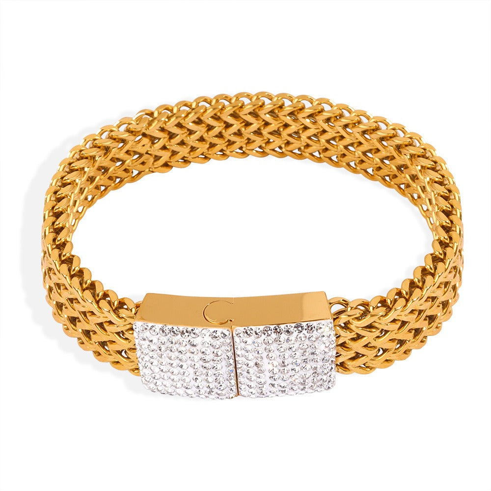 Exquisite and dazzling 18K gold multi-layered braided and square diamond-set design bracelets