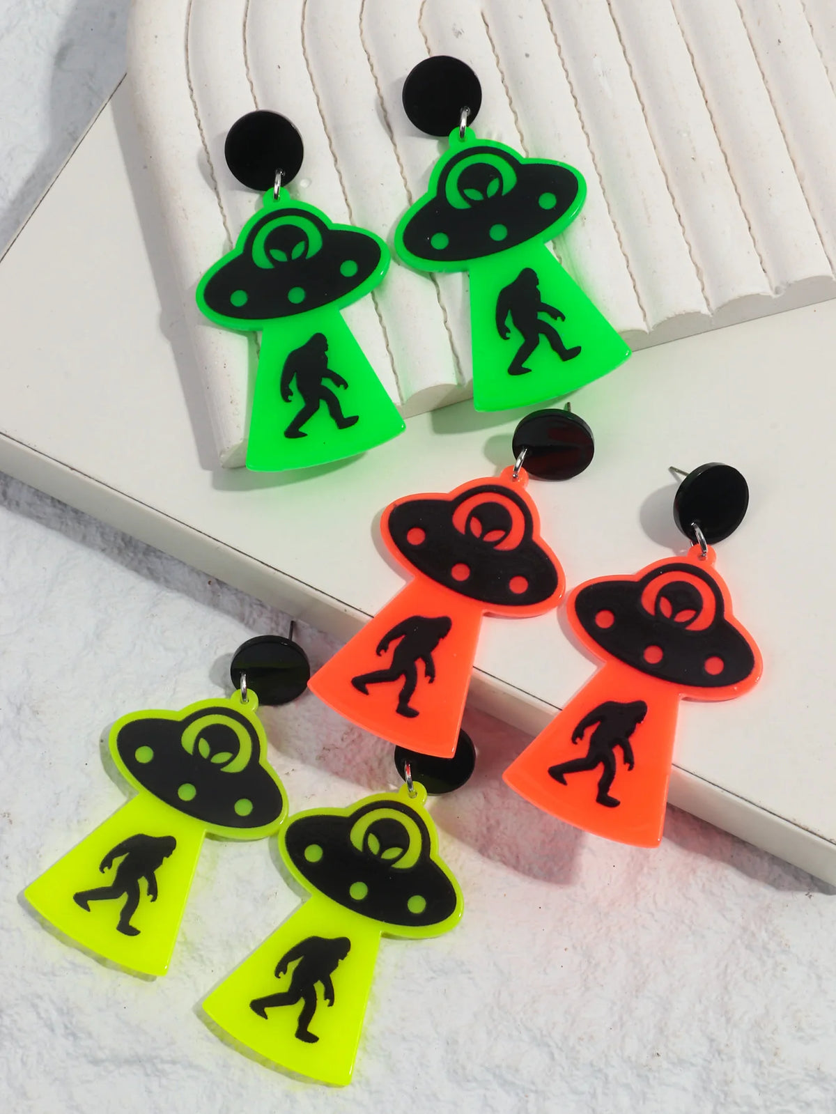 Funny Acrylic Alien UFO Spaceship Drop Earrings for Women Girls Creative Flying Saucer Pendant Earrings Party Jewelry Gifts