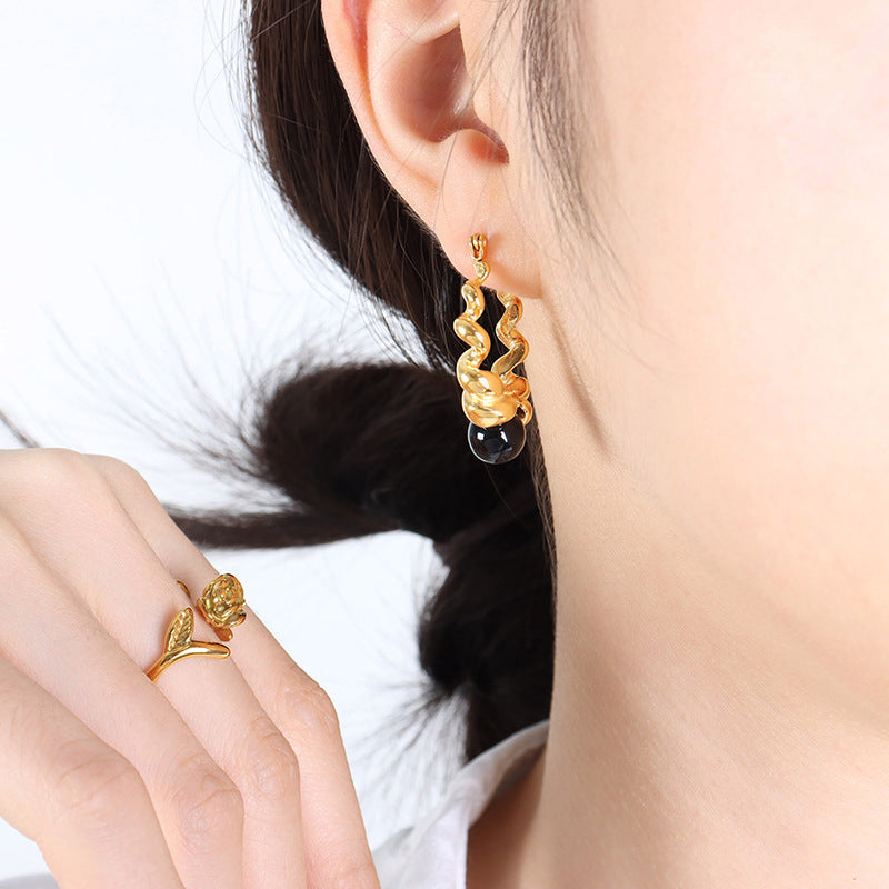 18K Gold Retro Fashion Hollow Thread Design Versatile Earrings