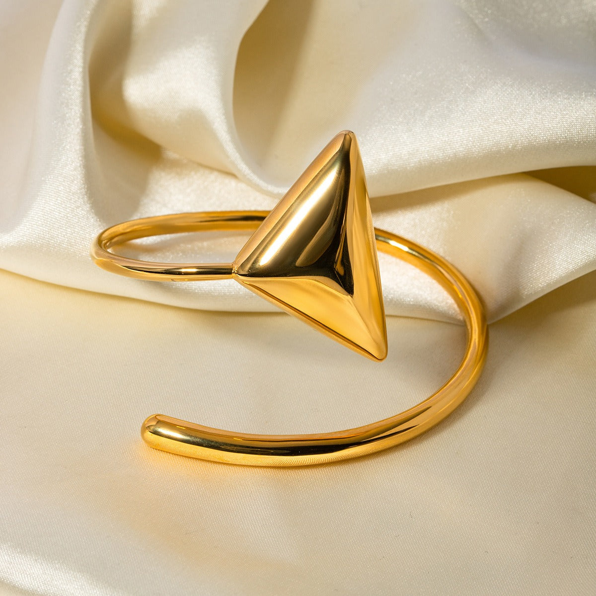 18k gold light luxury high-end triangle with coil design bracelet