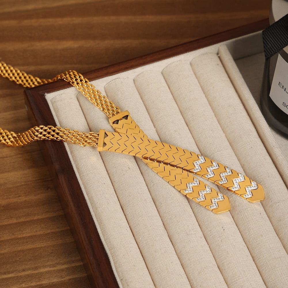 18k gold noble and atmospheric letter W arranged with diamond design necklace and bracelet set