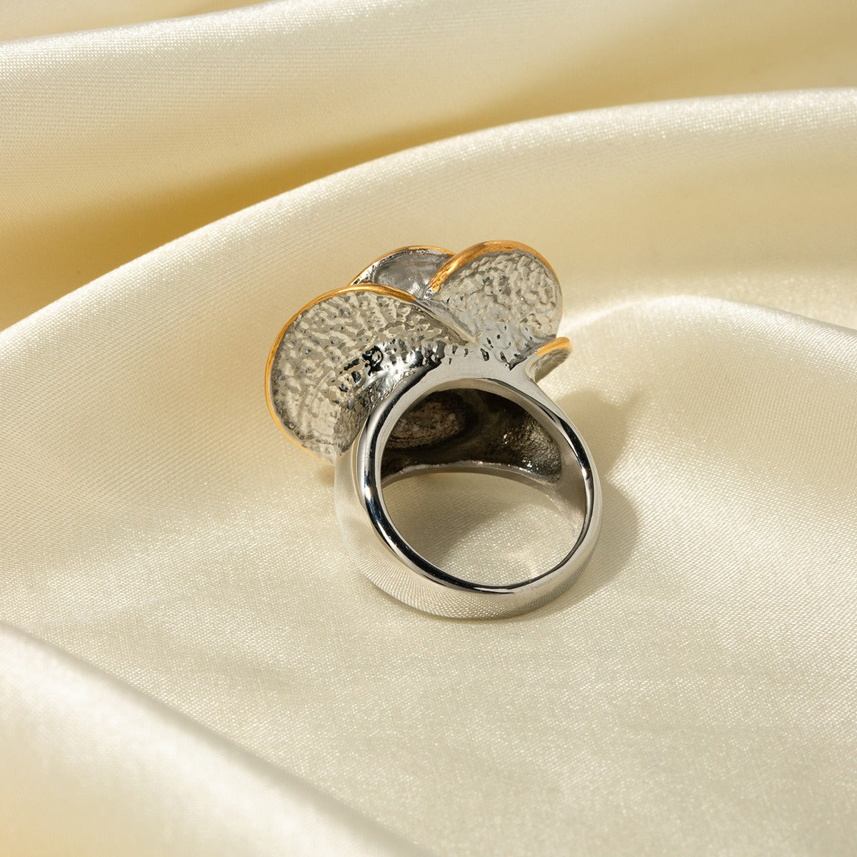 18k gold exquisite and noble flower with gold and silver color matching design ring