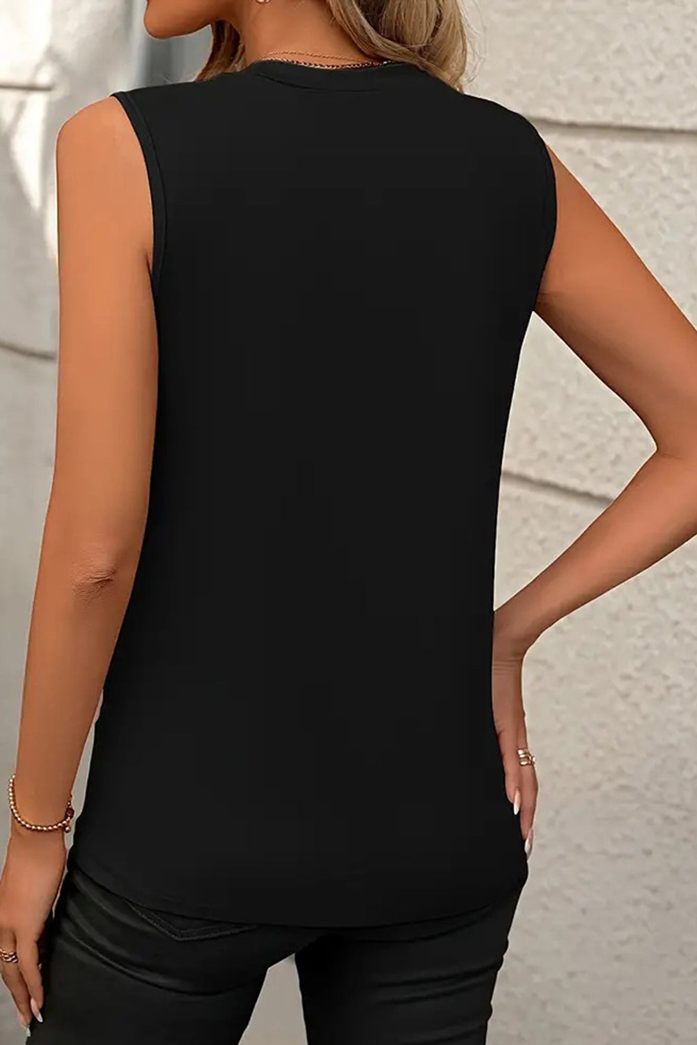 Black Crew Neck Pleated Tank Top - Stylish and Comfortable Sleeveless Top