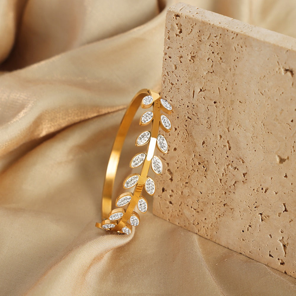 18K gold light luxury fashion leaf-shaped diamond design simple style hand jewelry