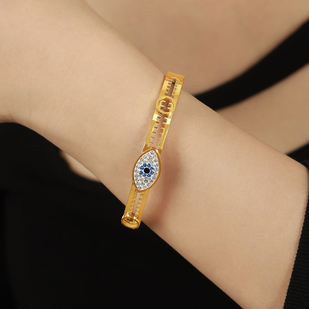 18K gold exaggerated devil’s eye diamond-set bracelet with sawtooth hollow design